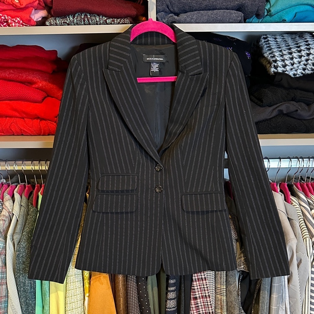 Moda International black/white striped 2 button closure 3 pocket blazer size 2